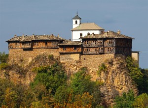 Намира се на висока каменна тераса, разделена с околната среда, чрез стръмни и отвесни стени.